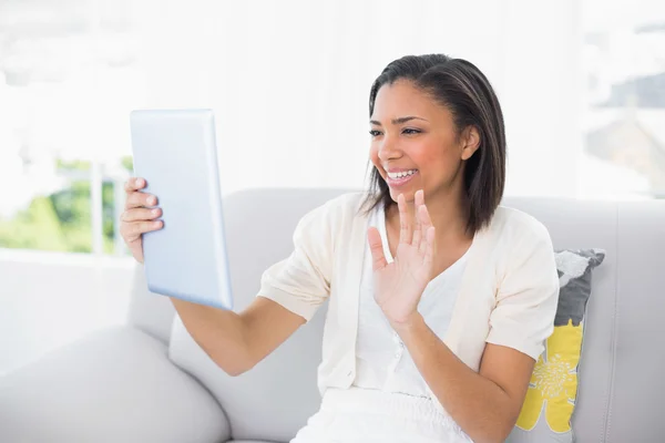 Joyful jovem mulher em roupas brancas conversando com tablet pc — Fotografia de Stock