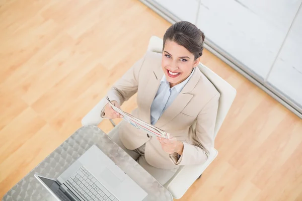 Businesswoman reading a newspaper — Stock Photo, Image