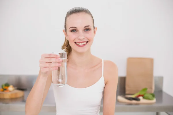 Heureuse jeune femme tenant un verre d'eau — Photo