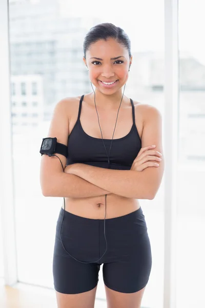 Modelo atractivo en ropa deportiva escuchando música — Foto de Stock