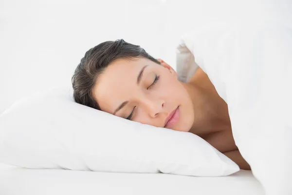 Pretty casual brunette sleeping in her bed — Stock Photo, Image