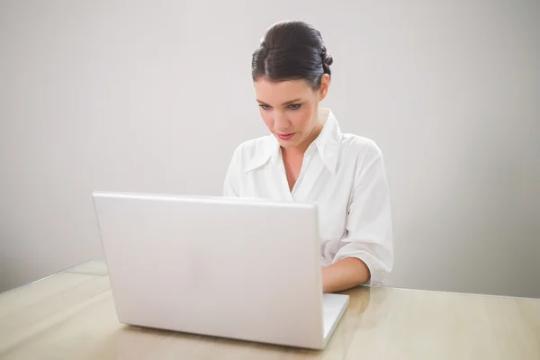 Fokuserade charmiga affärskvinna att skriva på laptop — Stockfoto