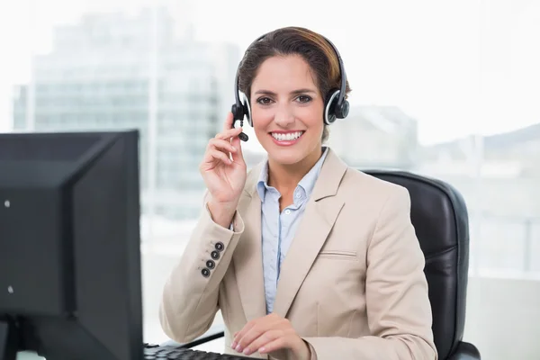 Sorrindo empresária tocando fone de ouvido — Fotografia de Stock