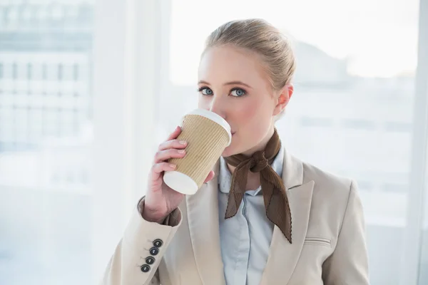 Blondine zufriedene Geschäftsfrau trinkt aus Einwegbecher — Stockfoto