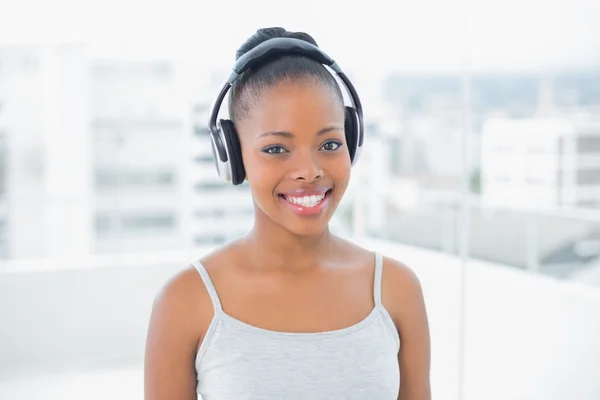 Houkutteleva nainen kuuntelee musiikkia kuulokkeilla — kuvapankkivalokuva