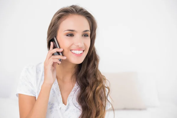 Bruna in possesso di telefono cellulare — Foto Stock