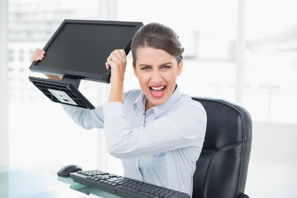 Genervte Geschäftsfrau wirft ihren Computerbildschirm — Stockfoto