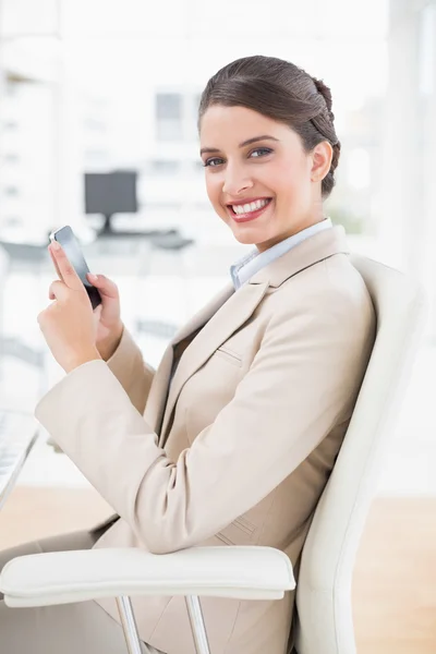 Empresária feliz usando um telefone celular — Fotografia de Stock