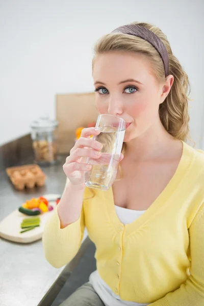 Zadowolony ładny blond picia szklankę wody — Zdjęcie stockowe