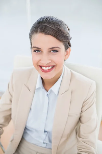 Femme d'affaires regardant la caméra — Photo