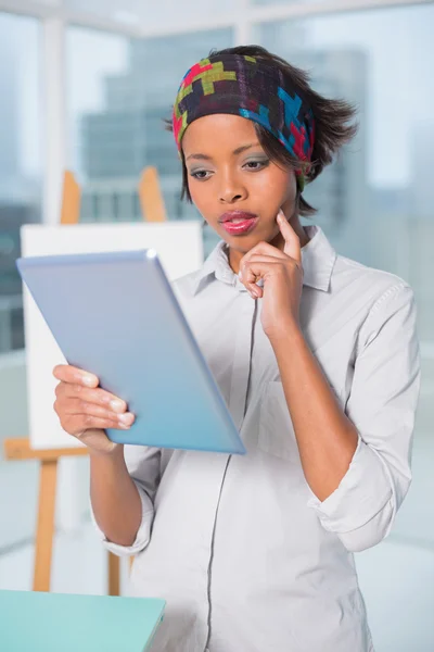 Artista premuroso guardando schermo tablet — Foto Stock