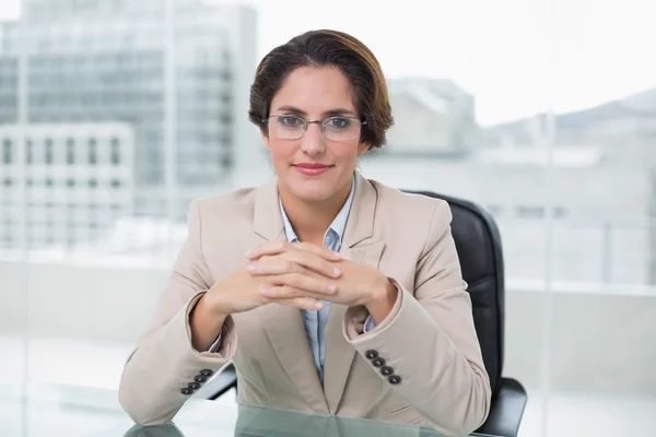 Happy businesswoman sitting at her desk — Stock Photo, Image
