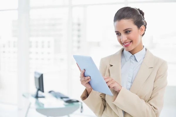 Mujer de negocios agradable usando una tableta PC — Foto de Stock