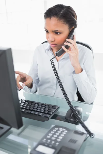 Geconcentreerde jonge zakenvrouw beantwoorden de telefoon — Stockfoto