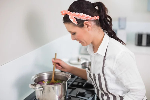 Vrolijke prachtige cook poseren — Stockfoto