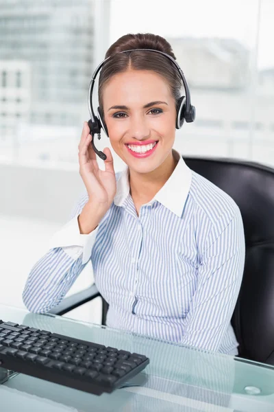 Alegre mujer de negocios usando auriculares — Foto de Stock