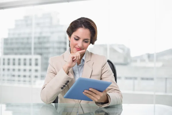 Businesswoman smiling and using her digital tablet — Stock Photo, Image