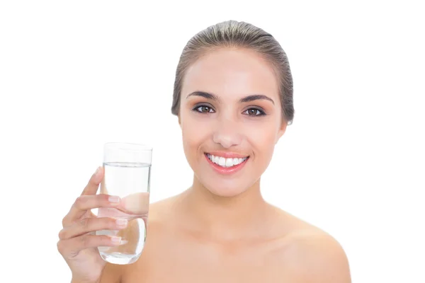 Donna sorridente che tiene un bicchiere d'acqua — Foto Stock