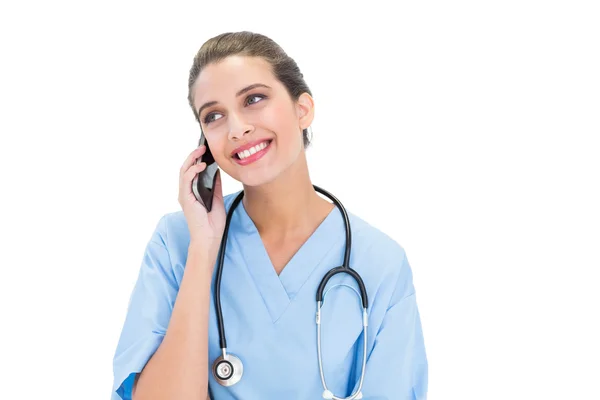 Enfermera feliz en uniforme azul haciendo una llamada telefónica — Foto de Stock