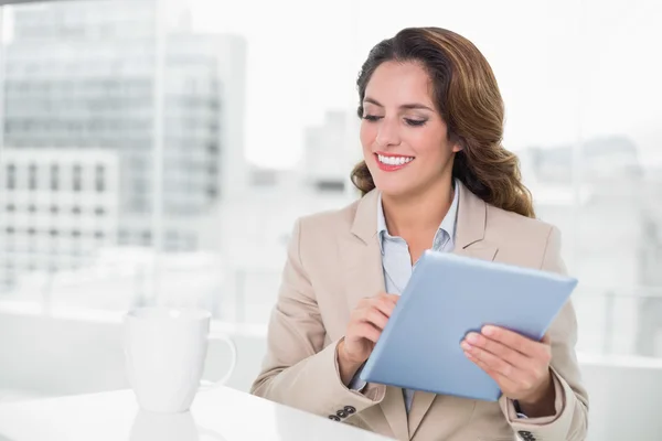 Bella donna d'affari felice utilizzando tablet — Foto Stock