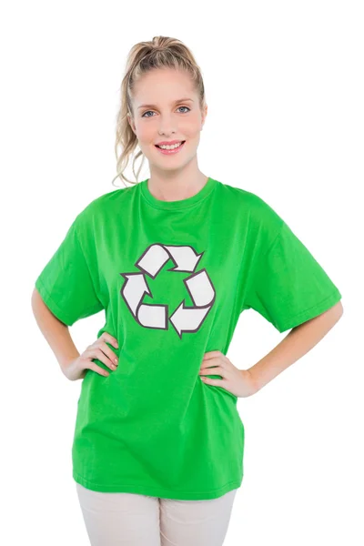 Uśmiechnięta blondynka działacz sobie recyklingu tshirt pozowanie — Zdjęcie stockowe