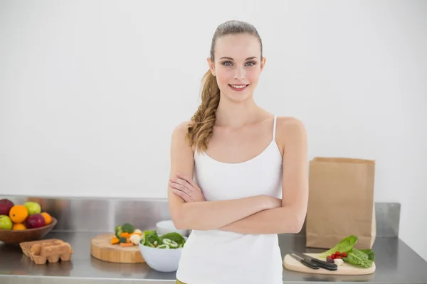 Pretty smiling woman standing cross-armed — Stock Photo, Image