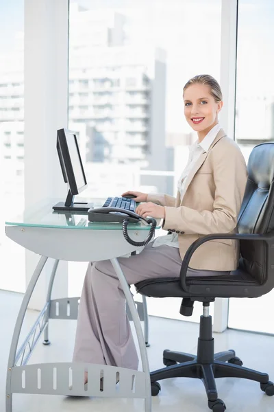 Smiling blonde businesswoman posing — Stock Photo, Image