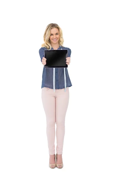 Designer de moda bonita feliz mostrando tablet — Fotografia de Stock
