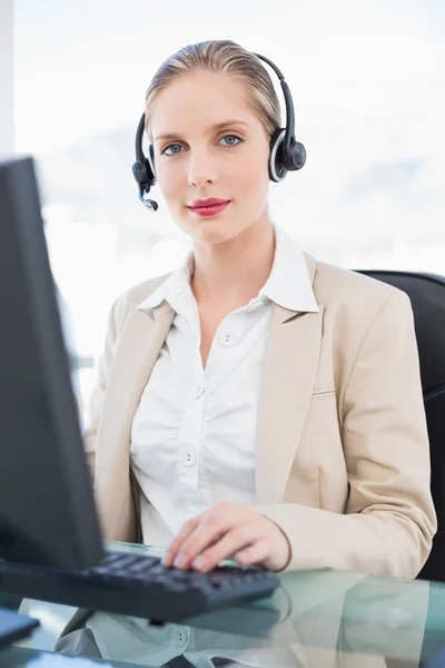 Zufriedene blonde Callcenter-Agentin arbeitet am Computer — Stockfoto