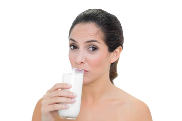 Inhoud blote brunette glas melk drinken — Stockfoto