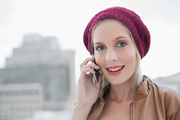 Verrast casual blonde op de telefoon buitenshuis — Stockfoto