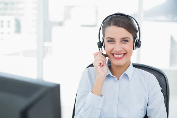 Operator answering a call — Stock Photo, Image