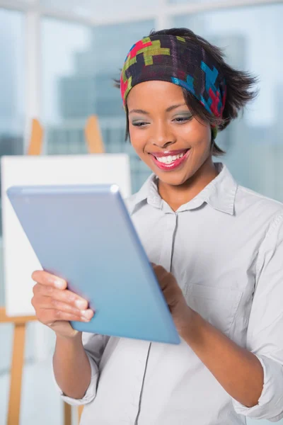 Vrolijke kunstenaar met behulp van Tablet PC — Stockfoto