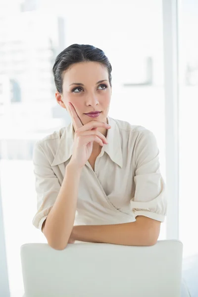 Pensativo elegante morena mujer de negocios posando mirando hacia otro lado — Foto de Stock