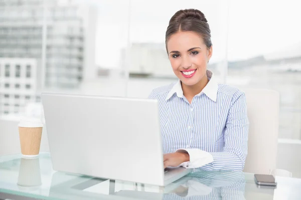 Unga brunett affärskvinna med laptop — Stockfoto