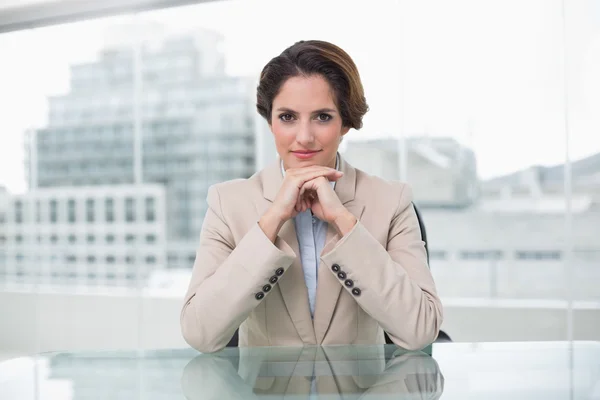 Femme d'affaires joyeuse à son bureau — Photo