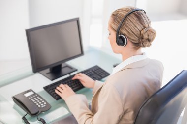 çalışan sarışın çağrı merkezi Ajan