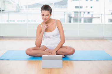 bir tablet pc seyir beyaz spor giyim kadın