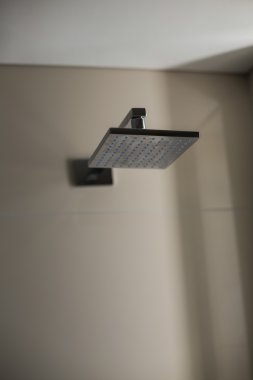 bir banyoda duş Tasarla