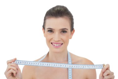 bir ölçüm bandı tutan çekici modeli