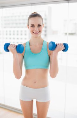 Sportif neşeli kadın holding halter