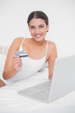 çekici genç model onu laptop ile online alışveriş