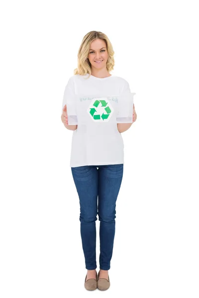 Sorridente volontario bionda che tiene scatola di riciclaggio — Foto Stock