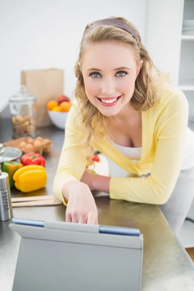 Lächelnde süße Blondine mit Tablet — Stockfoto