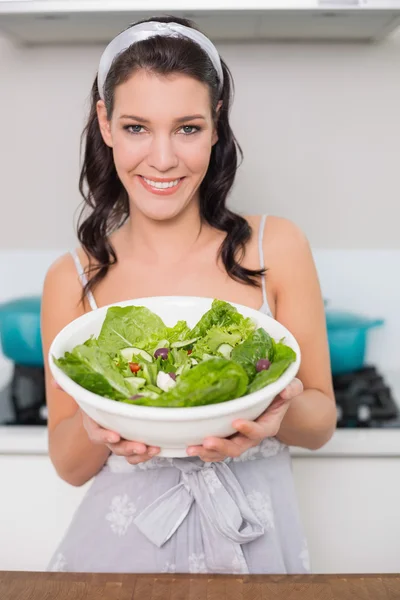 Sağlıklı salata gösterilen neşeli güzel esmer — Stok fotoğraf