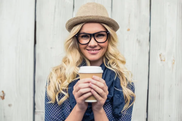 Fröhliche modische Blondine mit Kaffee im Freien — Stockfoto