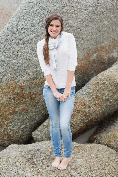 Jovem modelo alegre posando em uma rocha — Fotografia de Stock