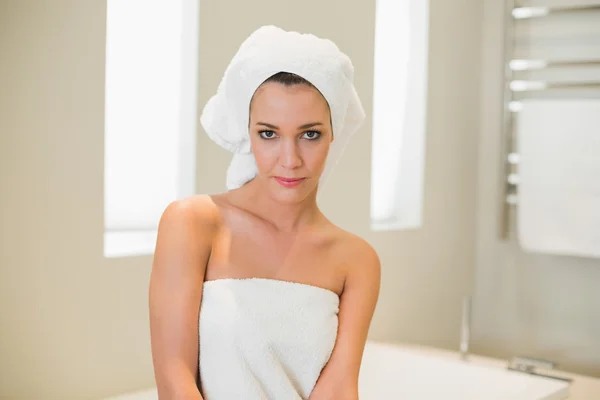 Strenge Frau bereitet sich auf ihre Dusche vor — Stockfoto