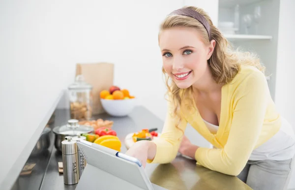 Glad söt blondin med hjälp av Tablet PC — Stockfoto