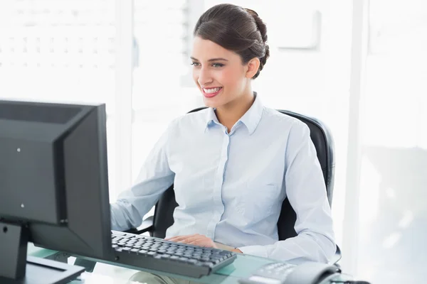 Mujer de negocios sonriente usando una computadora —  Fotos de Stock